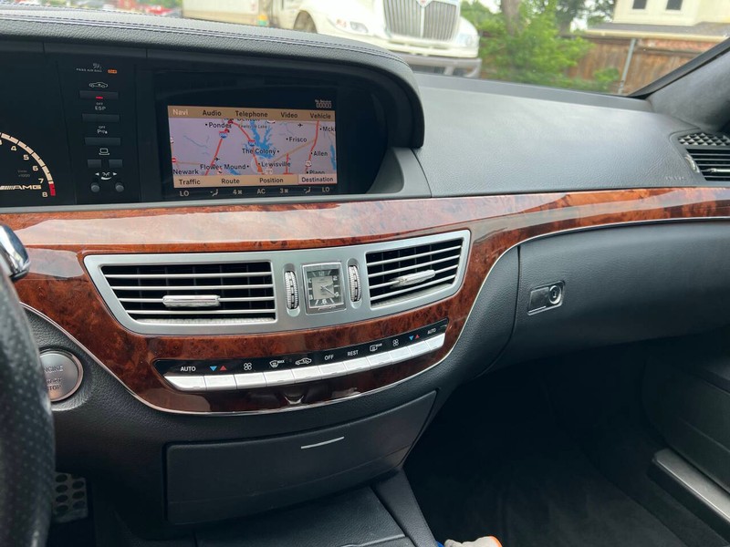 Mercedes-Benz S-Class Vehicle Full-screen Gallery Image 24