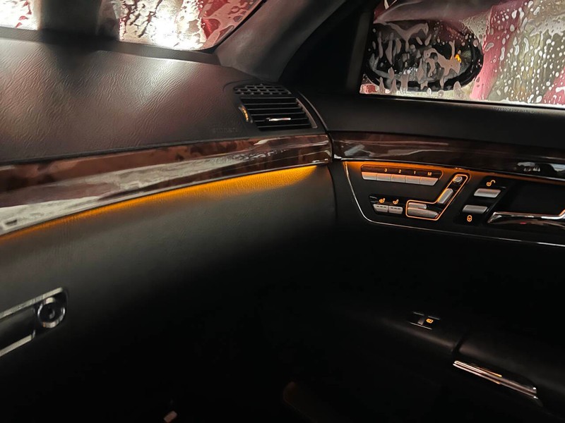 Mercedes-Benz S-Class Vehicle Full-screen Gallery Image 25