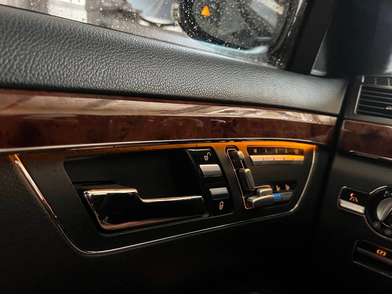 Mercedes-Benz S-Class Vehicle Full-screen Gallery Image 26