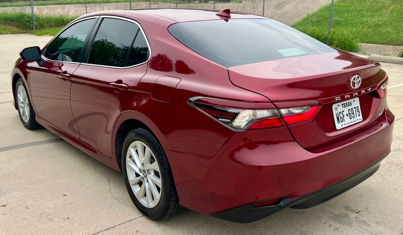 Toyota Camry Vehicle Full-screen Gallery Image 04