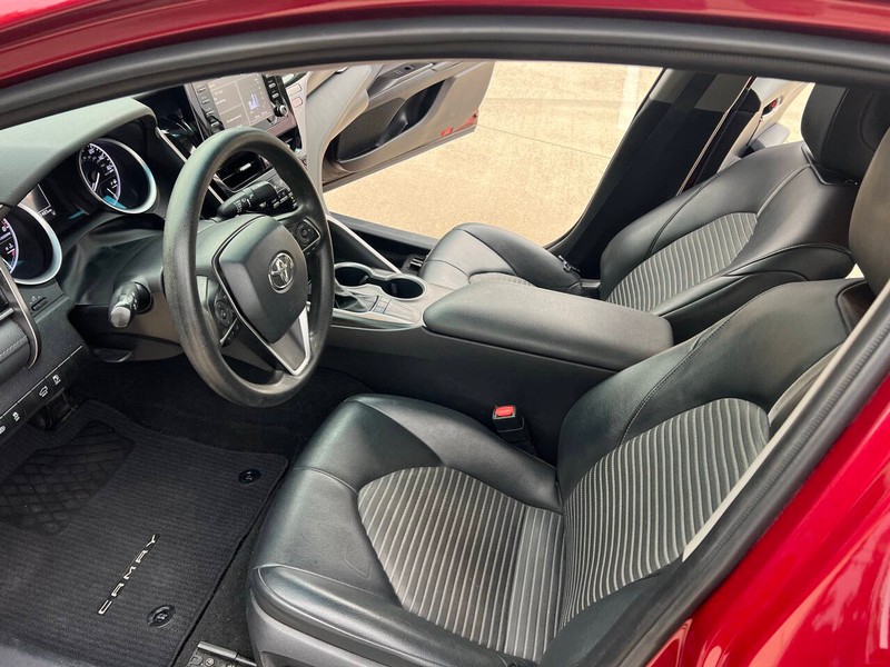 Toyota Camry Vehicle Full-screen Gallery Image 09