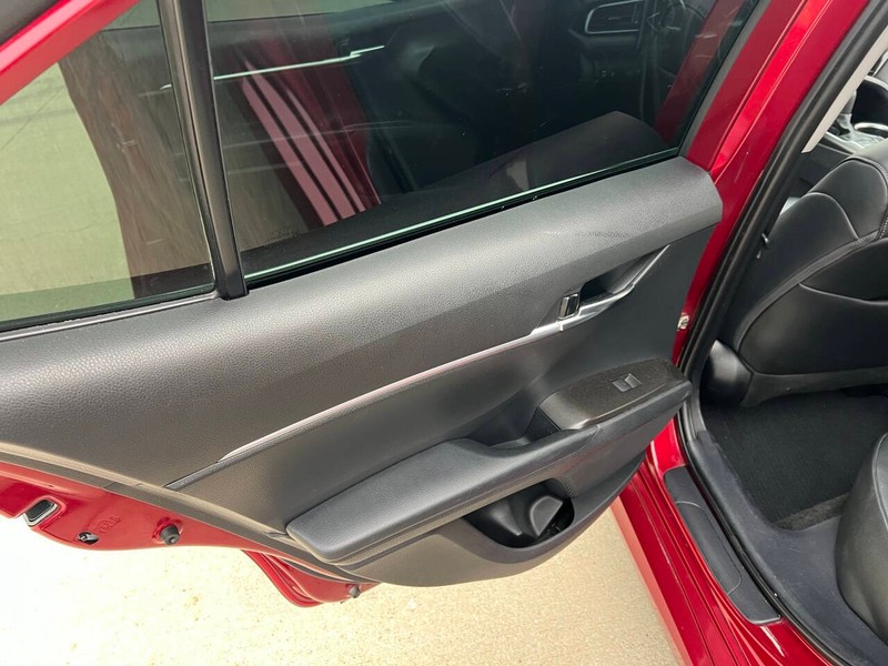 Toyota Camry Vehicle Full-screen Gallery Image 10