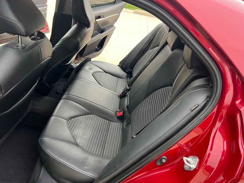 Toyota Camry Vehicle Full-screen Gallery Image 11