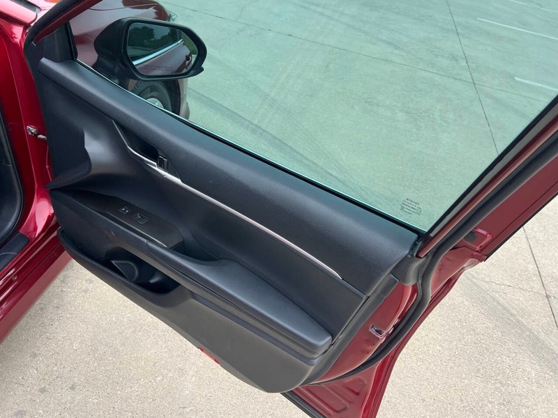 Toyota Camry Vehicle Full-screen Gallery Image 12