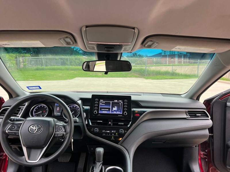 Toyota Camry Vehicle Full-screen Gallery Image 13