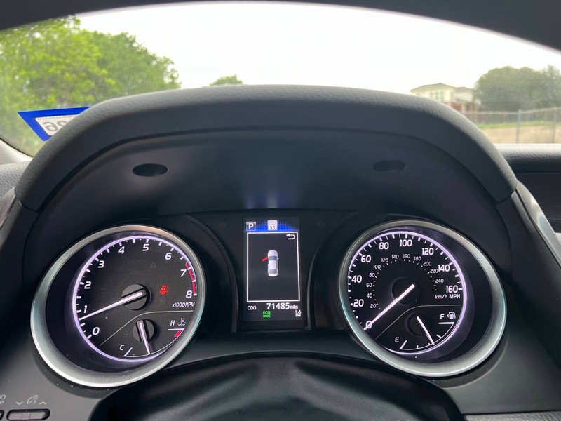 Toyota Camry Vehicle Full-screen Gallery Image 15