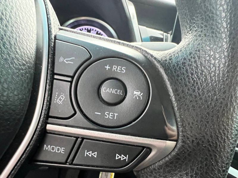 Toyota Camry Vehicle Full-screen Gallery Image 16