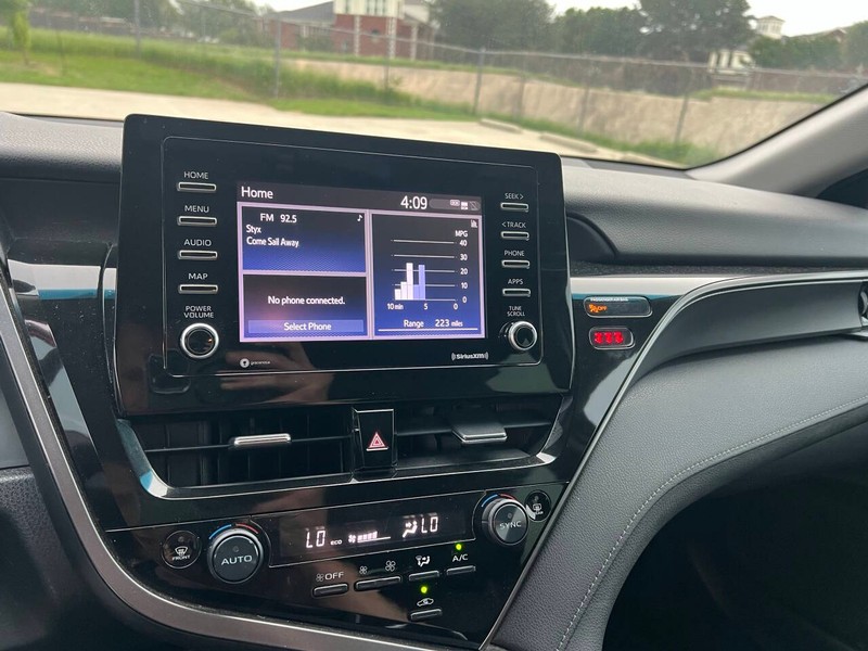 Toyota Camry Vehicle Full-screen Gallery Image 17