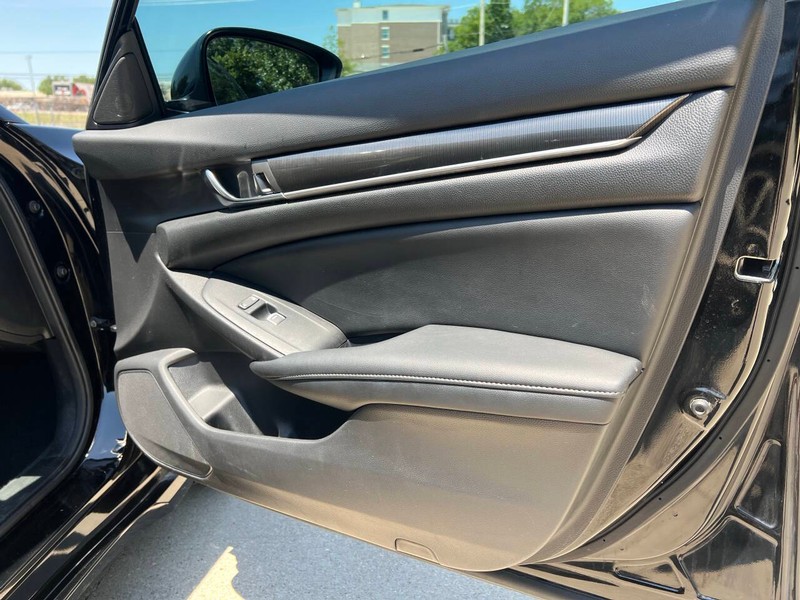 Honda Accord Sedan Vehicle Full-screen Gallery Image 09
