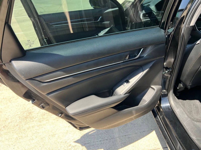 Honda Accord Sedan Vehicle Full-screen Gallery Image 11