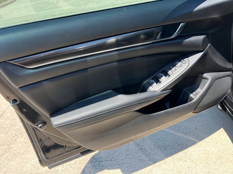 Honda Accord Sedan Vehicle Full-screen Gallery Image 13