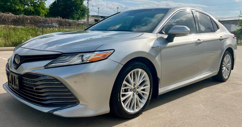 Toyota Camry Hybrid Vehicle Full-screen Gallery Image 02