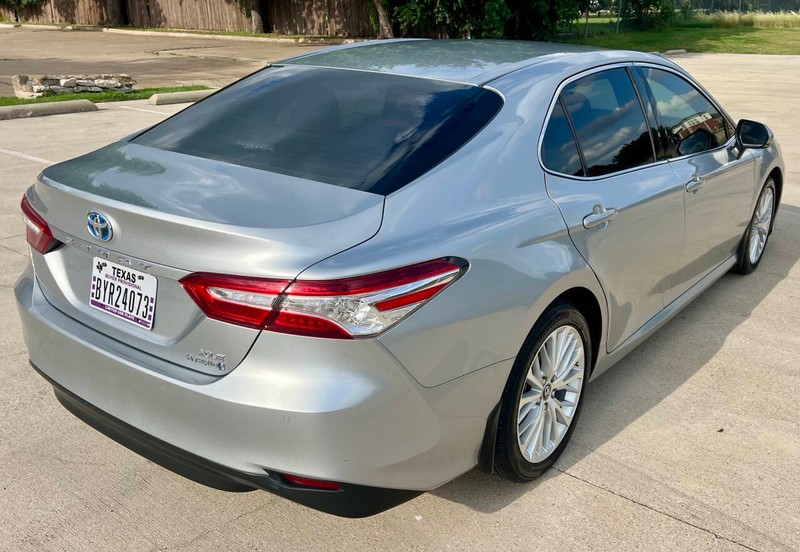 Toyota Camry Hybrid Vehicle Full-screen Gallery Image 03