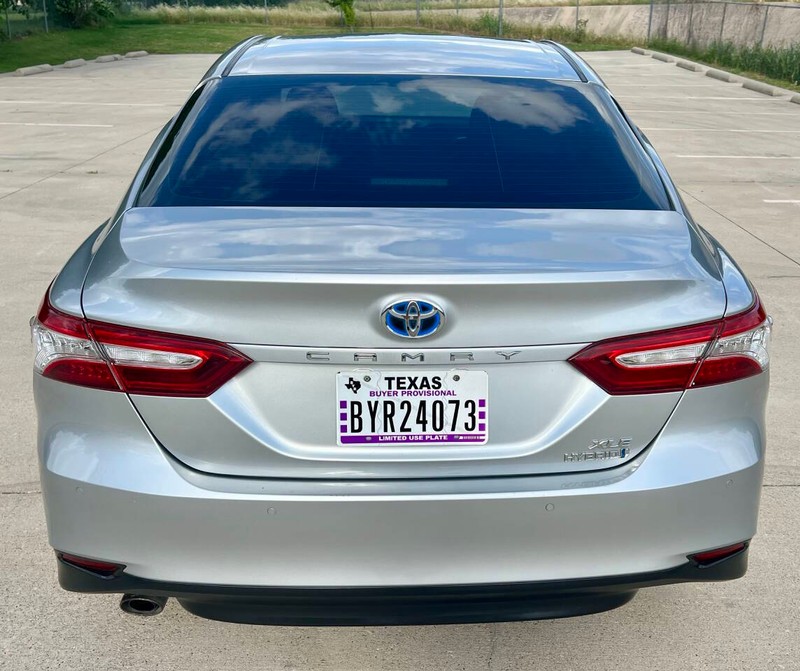 Toyota Camry Hybrid Vehicle Full-screen Gallery Image 04