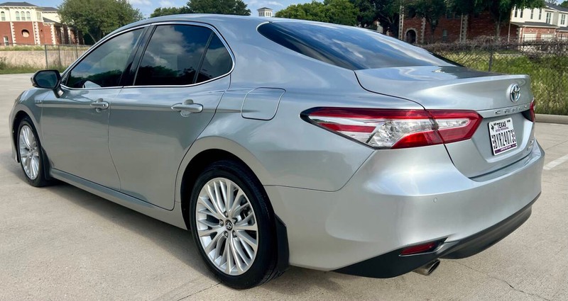 Toyota Camry Hybrid Vehicle Full-screen Gallery Image 05