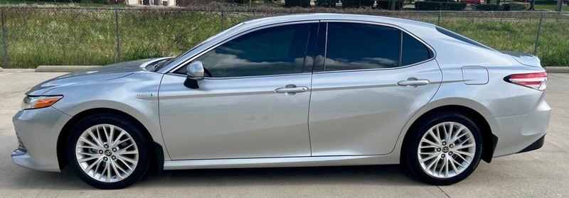 Toyota Camry Hybrid Vehicle Full-screen Gallery Image 06