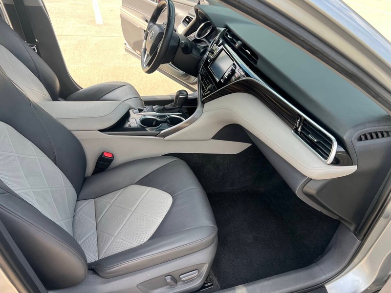 Toyota Camry Hybrid Vehicle Full-screen Gallery Image 08