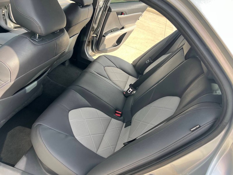 Toyota Camry Hybrid Vehicle Full-screen Gallery Image 09