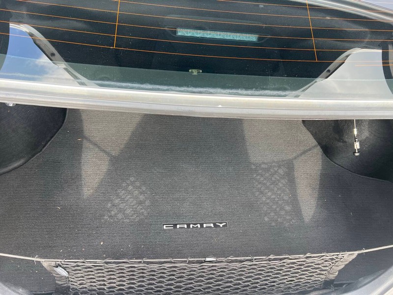 Toyota Camry Hybrid Vehicle Full-screen Gallery Image 10