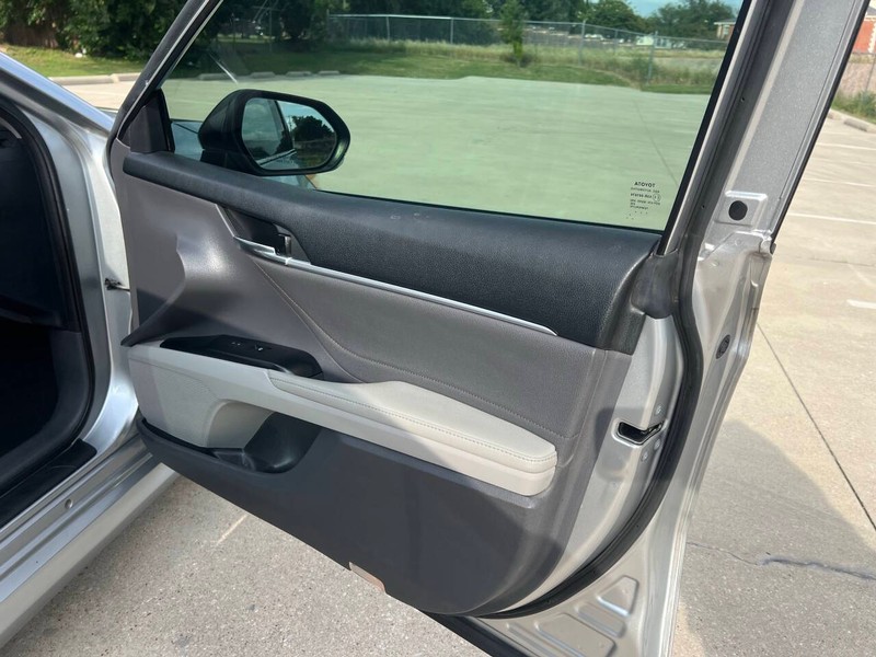 Toyota Camry Hybrid Vehicle Full-screen Gallery Image 11