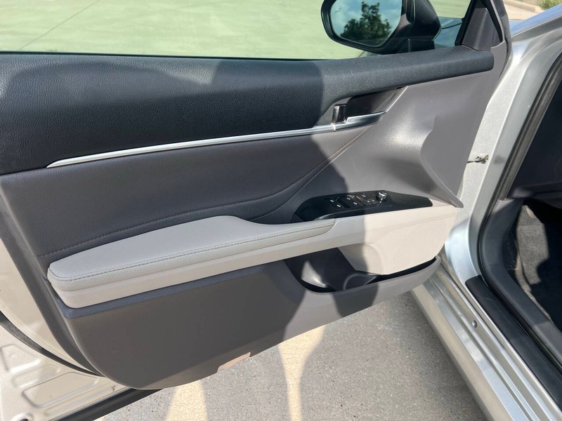 Toyota Camry Hybrid Vehicle Full-screen Gallery Image 12