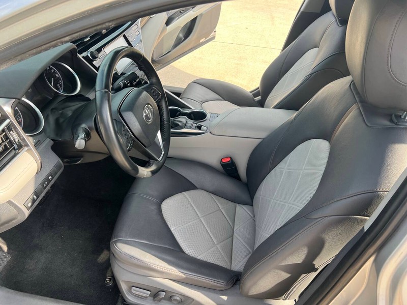 Toyota Camry Hybrid Vehicle Full-screen Gallery Image 13