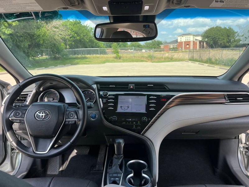 Toyota Camry Hybrid Vehicle Full-screen Gallery Image 14