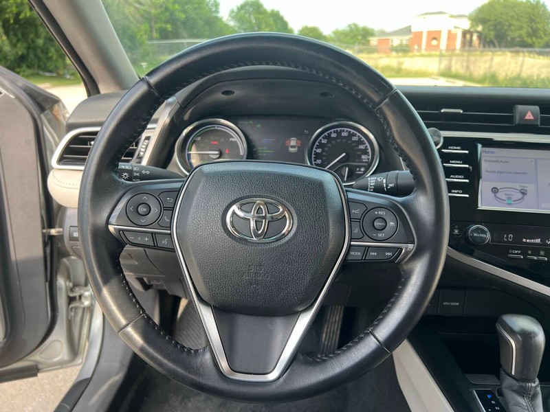Toyota Camry Hybrid Vehicle Full-screen Gallery Image 15