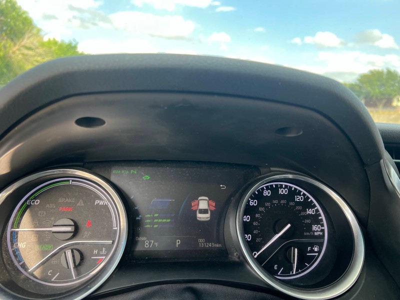 Toyota Camry Hybrid Vehicle Full-screen Gallery Image 16
