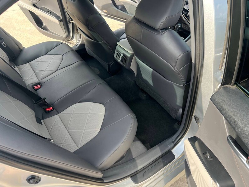 Toyota Camry Hybrid Vehicle Full-screen Gallery Image 18