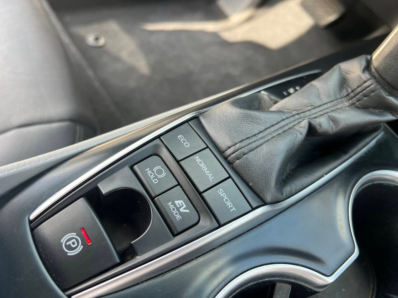 Toyota Camry Hybrid Vehicle Full-screen Gallery Image 19