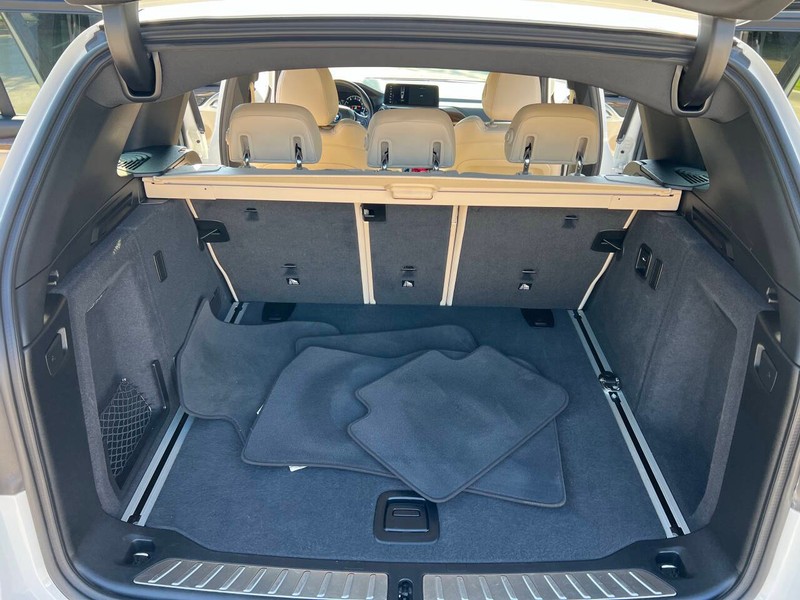 BMW X3 Vehicle Full-screen Gallery Image 09