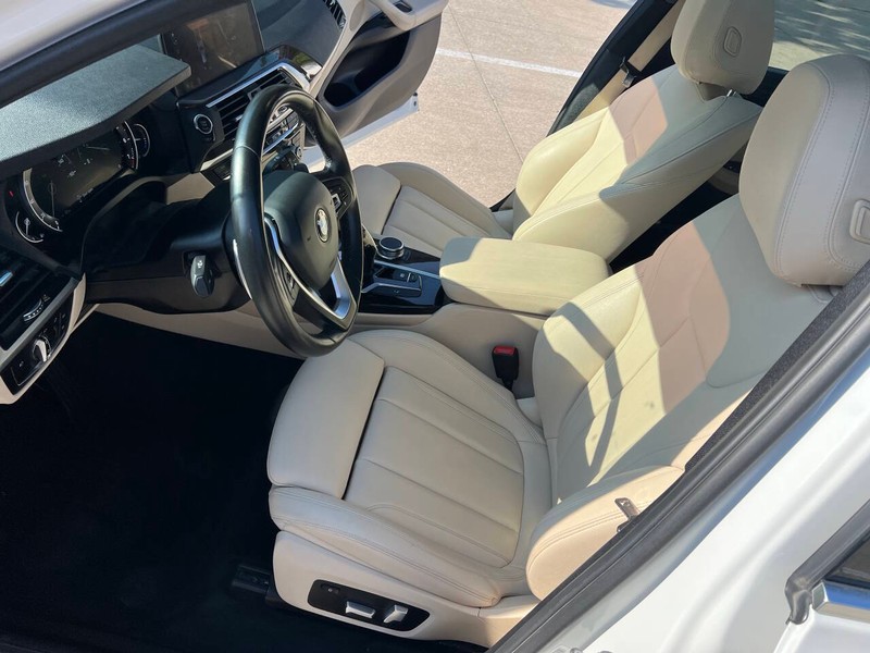 BMW X3 Vehicle Full-screen Gallery Image 10