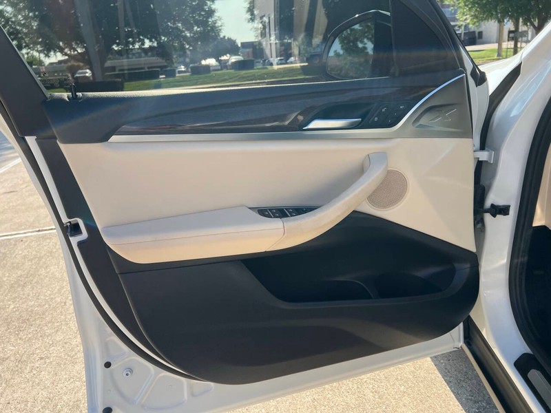 BMW X3 Vehicle Full-screen Gallery Image 11