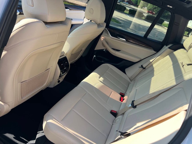 BMW X3 Vehicle Full-screen Gallery Image 12