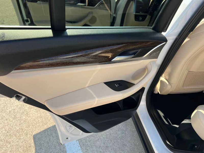 BMW X3 Vehicle Full-screen Gallery Image 13