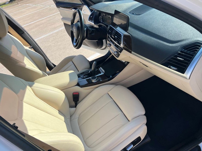 BMW X3 Vehicle Full-screen Gallery Image 14