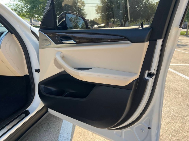 BMW X3 Vehicle Full-screen Gallery Image 15