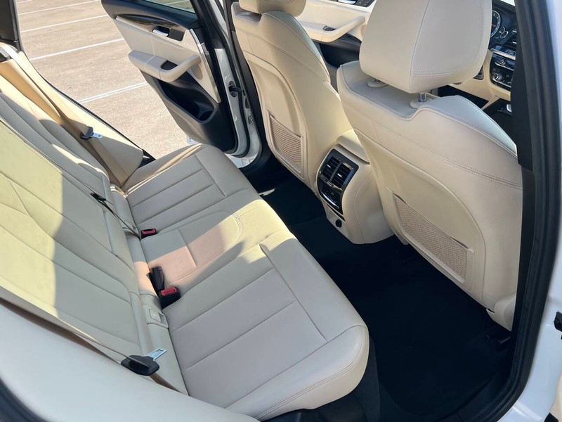 BMW X3 Vehicle Full-screen Gallery Image 16