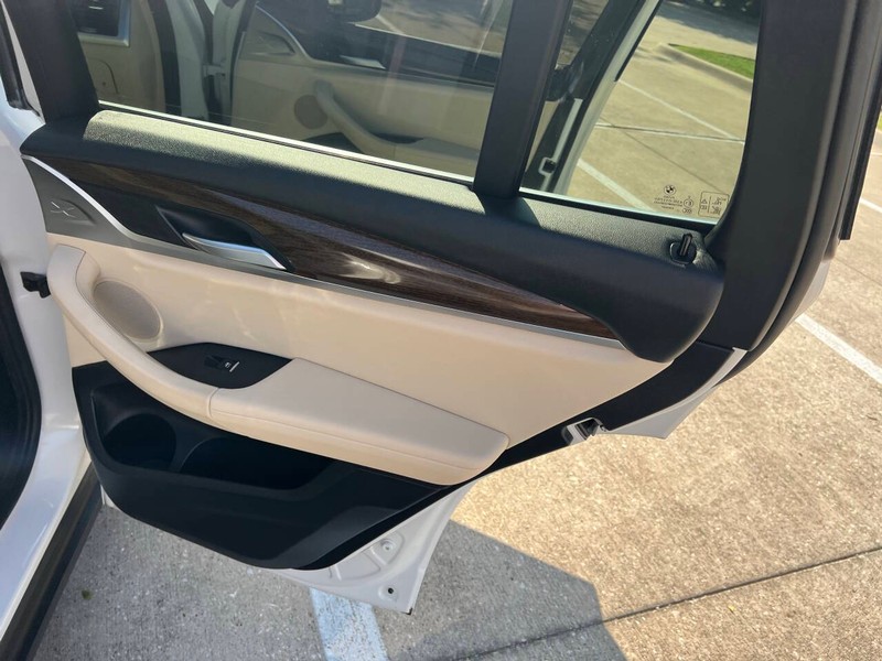 BMW X3 Vehicle Full-screen Gallery Image 17