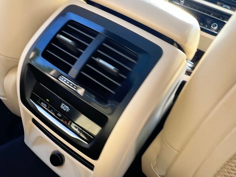 BMW X3 Vehicle Full-screen Gallery Image 18
