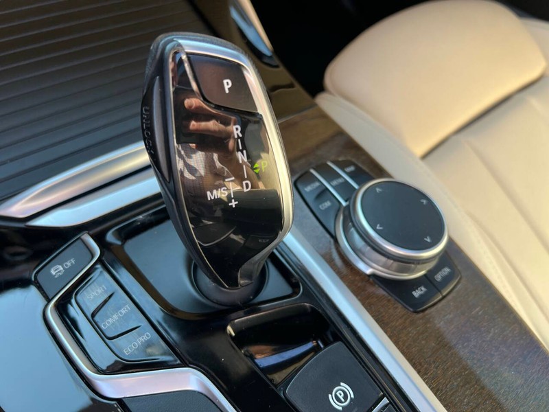 BMW X3 Vehicle Full-screen Gallery Image 23
