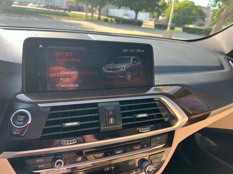 BMW X3 Vehicle Full-screen Gallery Image 26