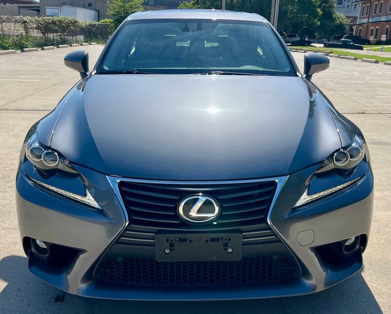 Lexus IS 200t Vehicle Full-screen Gallery Image 02