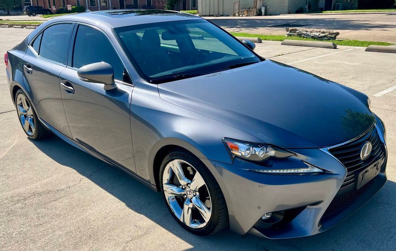 Lexus IS 200t Vehicle Full-screen Gallery Image 03
