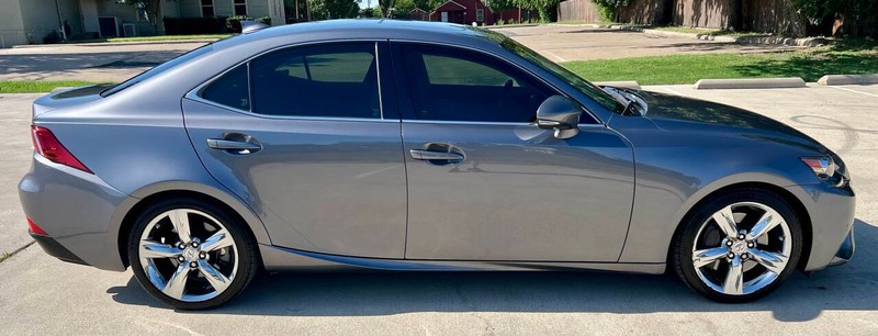Lexus IS 200t Vehicle Full-screen Gallery Image 04