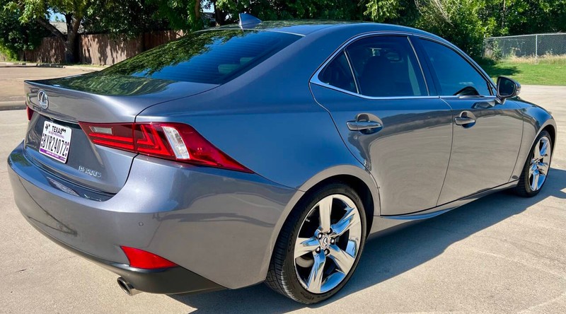 Lexus IS 200t Vehicle Full-screen Gallery Image 05