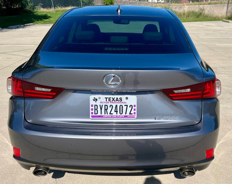 Lexus IS 200t Vehicle Full-screen Gallery Image 06
