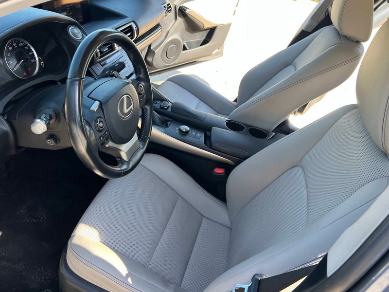 Lexus IS 200t Vehicle Full-screen Gallery Image 09