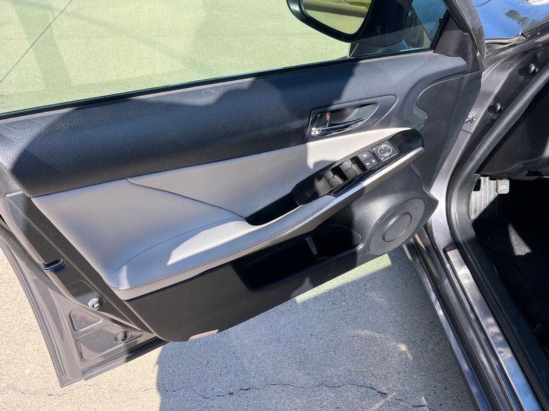 Lexus IS 200t Vehicle Full-screen Gallery Image 10